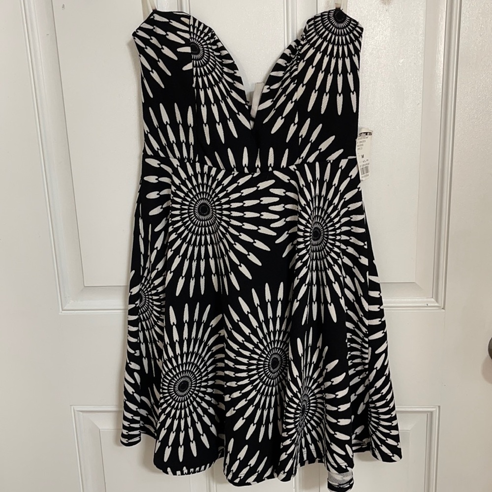 Black and white beautiful detailed STRAPLESS low cute short dress!